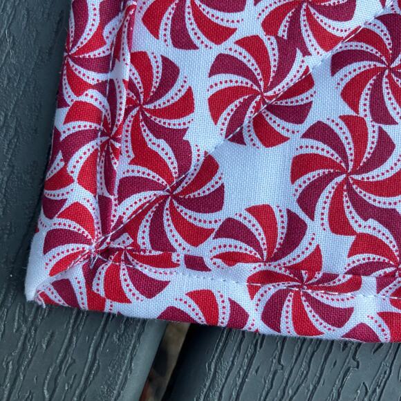 Peppermint candy print set of 2 potholders, Christmas holiday winter theme - Picture 6 of 6